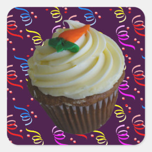 Carrot Cake Cupcake mit Confetti Quadratischer Aufkleber