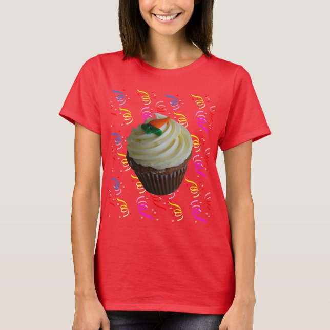 Carrot Cake Cupcake mit Confetti T-Shirt (Vorderseite)