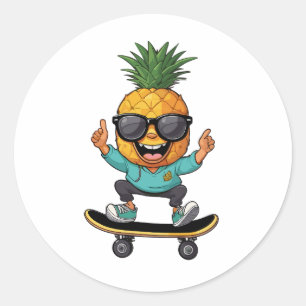 Cartoon Ananas mit Sonnenbrille auf einem Skateboa Runder Aufkleber
