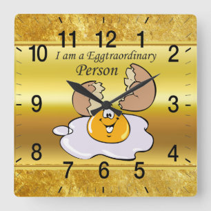 cartoon character fried egg with big smile quadratische wanduhr