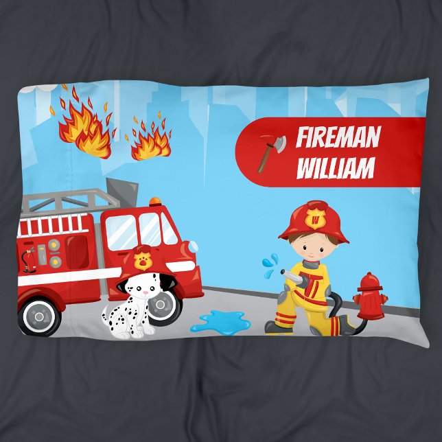Cartoon des Kleinen Jungen Feuerwehrmann mit Vorna Kissenbezug (Von Creator hochgeladen)