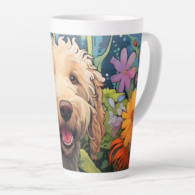 Cartoon Goldendoodle im Garten Latte Tasse (Rechte Ecke)