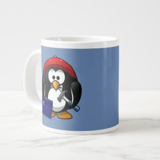 Cartoon Handwerker Pinguin mit blauem Hintergrund Jumbo-Tasse
