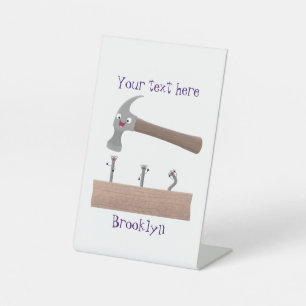 Cartoon-Illustration für niedliche, lustige Hammer Sockelschild