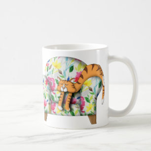 Cartoon Kitty schläft auf einem Blumenstuhl Kaffeetasse