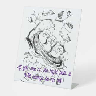 Cartoon kleiner Babyvögel mit Gedanken Sockelschild