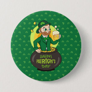 Cartoon leprechaun in einem Topf mit einem Pint Button
