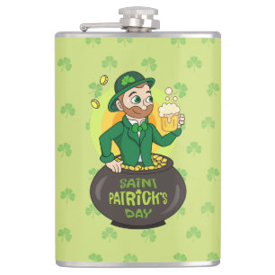 Cartoon leprechaun in einem Topf mit einem Pint Flachmann