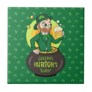 Cartoon leprechaun in einem Topf mit einem Pint Fliese