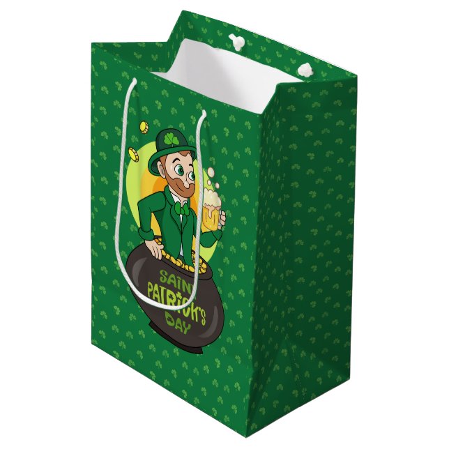 Cartoon leprechaun in einem Topf mit einem Pint Mittlere Geschenktüte