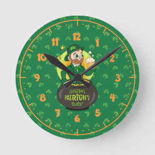 Cartoon leprechaun in einem Topf mit einem Pint Runde Wanduhr