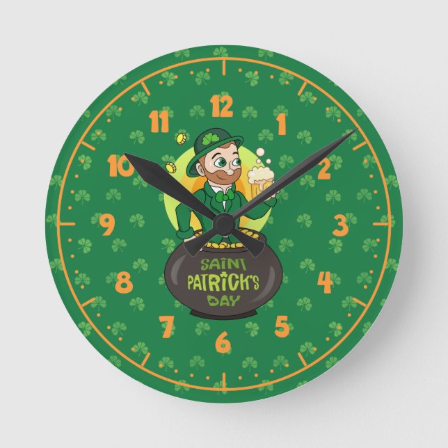 Cartoon leprechaun in einem Topf mit einem Pint Runde Wanduhr (Vorderseite)