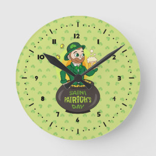 Cartoon leprechaun in einem Topf mit einem Pint Runde Wanduhr
