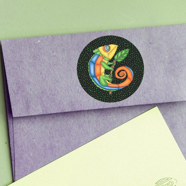 Cartoon Lizard Holding Leaf Vibranntfarben Dots Runder Aufkleber (Brightly coloured cartoon lizard leaf on black with green polka dots stickers.)