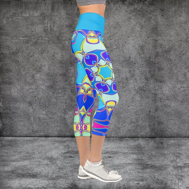 Cartoon Mandala Blume Blau Gelb und Rosa Capri Leggings (Von Creator hochgeladen)