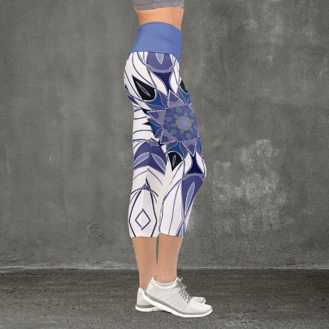 Cartoon Mandala Blume Blau Lila und weiß Capri Leggings (Von Creator hochgeladen)