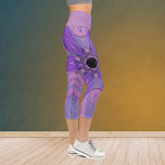 Cartoon Mandala Blume Lila Rosa und Blau Capri Leggings<br><div class="desc">Dieses trendige mandala Blume Design ist lila,  rosa und blau in einem Cartoon Stil. Trippige geometrische Visuals für den modernen Hippie oder Liebhaber lebendiger Farben!</div>