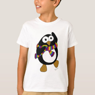 Cartoon Penguin, der einen bunten Regenbogenschal T-Shirt