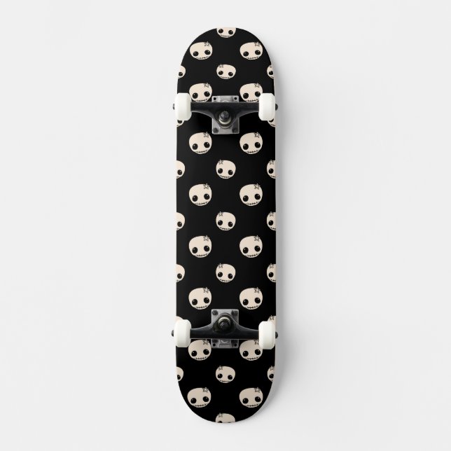 Cartoon Skulls mit Star Bow auf schwarzem Hintergr Skateboard (Vorderseite)