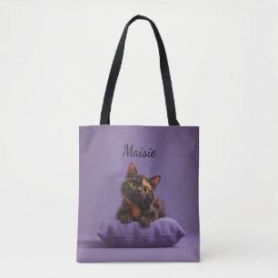 Cartoon Tortoiseshell Kitten auf Lila Polster
