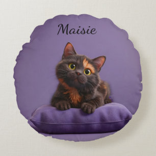 Cartoon Tortoiseshell Kitten auf Lila Polster