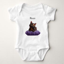 Cartoon Tortoiseshell Kitten auf Lila Polster Baby Strampler