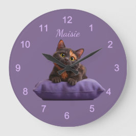 Cartoon Tortoiseshell Kitten auf Lila Polster Große Wanduhr