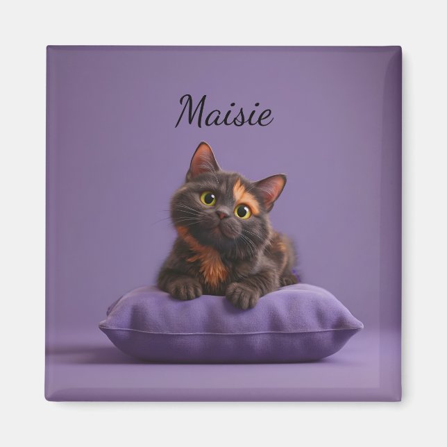 Cartoon Tortoiseshell Kitten auf Lila Polster Magnet (Vorne)
