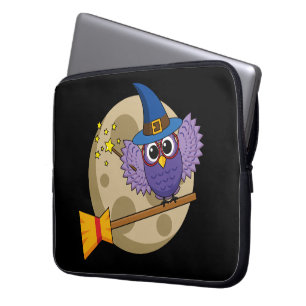 Cartoon Wizard Owl Flying on Broom Laptopschutzhülle