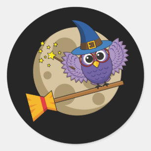 Cartoon Wizard Owl Flying on Broom Runder Aufkleber