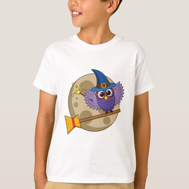 Cartoon Wizard Owl Flying on Broom T-Shirt (Vorderseite)