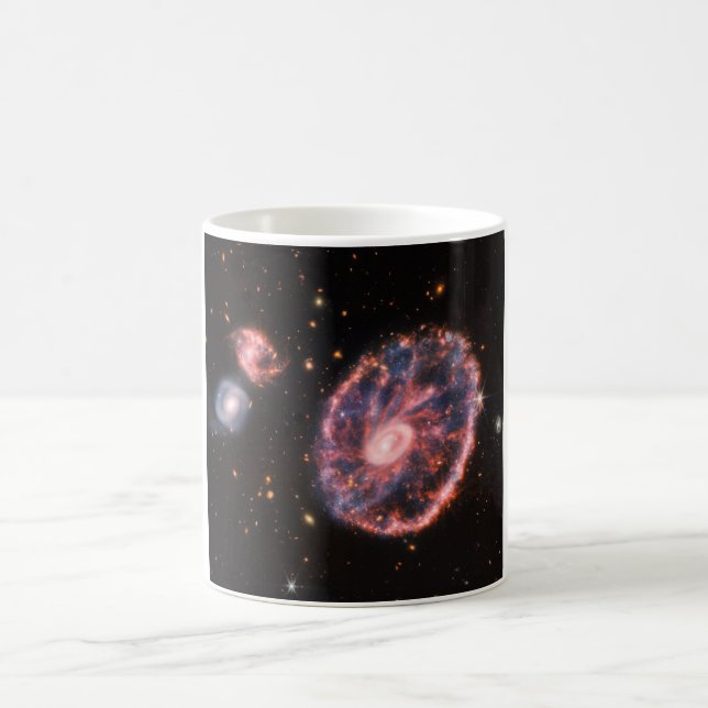 Cartwheel Galaxy, James Webb Space Telescope Kaffeetasse (Mittel)