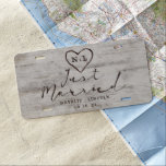 Carved Sweethearts Rustikale Hochzeit Just Married US Nummernschild<br><div class="desc">Carved Sweethearts Rustic Birch Wood mit Aged Gray & Off White Birch Tree Barke Design, und eine bedrückte Patina verwitterte Aussehen. Dieses wiedergewonnene Holzdesign zeichnet sich durch die Initialen des Paares aus, die in die Herzform des Baumes eingemeißelt sind. Auch bedrängte Typografie Land chic Schriftart, zusammen mit einem eleganten Vintagen...</div>