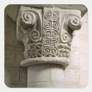 Carvingsäule mit Croziers und Spiralen verziert Quadratischer Aufkleber