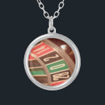 Casino Gambling Roulette Rad Vintag Retro Stil Versilberte Kette<br><div class="desc">Ein nahes Bild eines Casino Roulette-Rads mit großen Zahlen. Die Farben erinnern an Retro-Designs aus den 50er Jahren und die Zahlen haben ein verblasstes Vintages Aussehen für sie.</div>