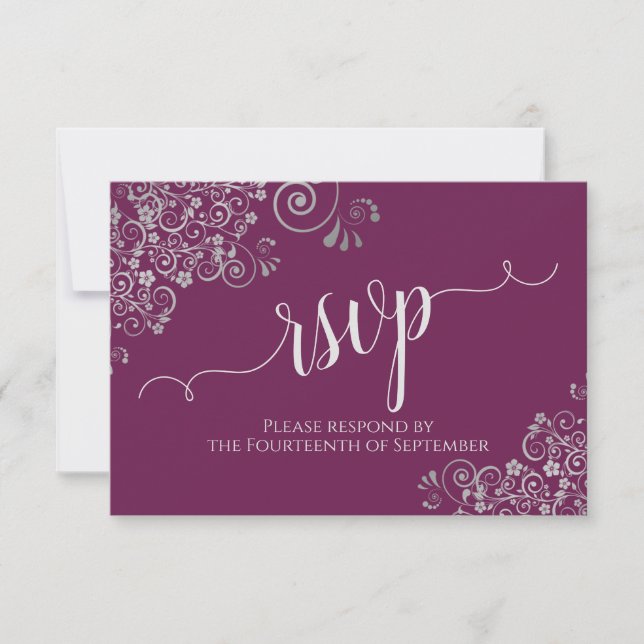 Cassis Lila Elegante Calligraphie Lacy Wedding RSVP Karte (Vorderseite)