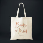 Casual Script | Chic Rose Gold Bridesmaid Geschenk Tragetasche<br><div class="desc">Diese stilvolle und schicke Geschenktasche aus Brautparty bietet moderne,  lässige Imitate Rose Goldskripttypografie,  die "Bridesmaid" sagt,  und ein trendiges,  mit einem Schreib versehenes Herz,  mit ihrem Namen in einem fett gedruckten Text. Das perfekte Hochzeitsgeschenk für Ihre gesamte Hochzeitsfeier.</div>