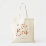 Casual Script | Chic Rose Gold Bridge Tragetasche<br><div class="desc">Diese stilvolle und schicke Geschenktasche aus Brautparty bietet moderne,  lässige Imitate Rose Goldskripttypografie,  die "Bride" sagt,  und ein trendiges,  mit Schreib verkleidetes Herz,  mit ihrem Namen in einem fett gedruckten Text. Das perfekte Geschenk für die neue Braut.</div>