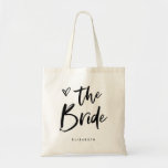 Casual Script | Chic Simple Bride Tragetasche<br><div class="desc">Diese stilvolle und schicke Geschenktasche aus Brautparty besticht durch eine moderne,  lässige Typografie mit schwarzer Schrift,  in der "Bride" steht,  sowie durch ein trendig gezinktes Herz mit ihrem Namen in einem fett gedruckten Text. Das perfekte Geschenk für die neue Braut.</div>