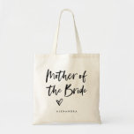 Casual Script | Chic Simple Mother of the Bride Tragetasche<br><div class="desc">Diese stilvolle und schicke Geschenktasche aus Brautparty besticht durch eine moderne,  lässige Typografie mit schwarzer Schrift,  in der "Mutter der Braut" steht,  sowie durch ein trendiges,  mit einem Schreib versehenes Herz,  das ihren Namen in einem fett gedruckten Text trägt. Das perfekte Hochzeitsgeschenk für Ihre gesamte Hochzeitsfeier.</div>