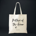 Casual Script | Chic Simple Mother of the Groom Tragetasche<br><div class="desc">Diese stilvolle und schicke Geschenktasche aus Brautparty besticht durch eine moderne,  lässige Typografie mit schwarzer Schrift,  in der "Mutter des Bräutigams" steht,  sowie durch ein trendig gezinktes Herz,  das ihren Namen in einem fett gedruckten Text trägt. Das perfekte Hochzeitsgeschenk für Ihre gesamte Hochzeitsfeier.</div>