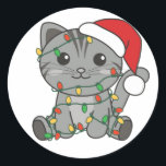 Cat Christmas Winter Animals Cats Classic Round St Runder Aufkleber<br><div class="desc">Die Katze zu Weihnachten mit Feenlicht. Hübsche Tiere mit Geschenken und Schnee für den Urlaub. Ein süßes Weihnachtsgrüßen. Katzen sind niedliche Tiere und perfekt zu Weihnachten.</div>