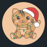 Cat Christmas Winter Animals Cats Classic Round St Runder Aufkleber<br><div class="desc">Die Katze zu Weihnachten mit Feenlicht. Hübsche Tiere mit Geschenken und Schnee für den Urlaub. Ein süßes Weihnachtsgrüßen. Katzen sind niedliche Tiere und perfekt zu Weihnachten.</div>