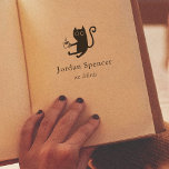 Cat & Coffee Ex Libris Library Buchzeichen Gummistempel<br><div class="desc">Diese einfache Briefmarke zeigt eine handgezeichnet Abbildung einer Katze, die einen heißen Kaffee hält. Ihr Name ist in klassischer Serifentypografie gedruckt, unten kursiv mit "ex libris". Ein tolles Geschenk für Lehrer, Bibliothekare und Buchliebhaber. Das ist die Briefmarke aus Gummi aus Holz - wählen Sie den Griff und die Tintenklatsche nach...</div>