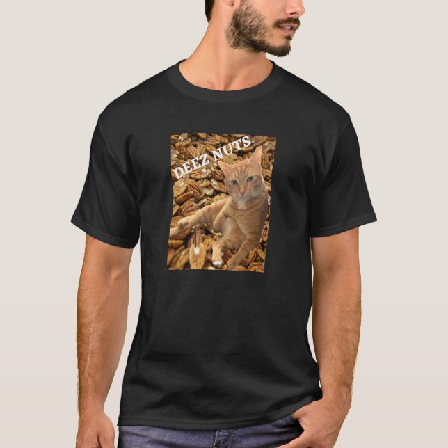 Cat Deez Nuts Joke mit Pecan Hintergrund T-Shirt (Vorderseite)