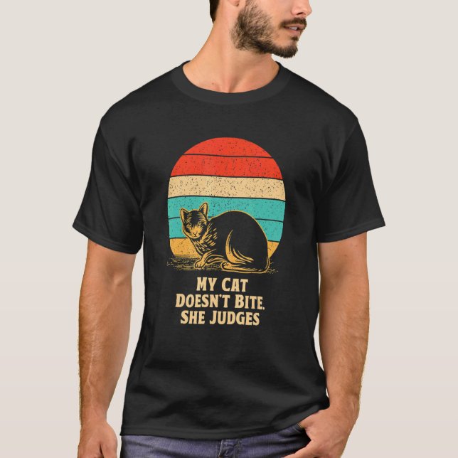 Cat Doesn't Bite She Judges Cat Mom Sarcastic Cat  T-Shirt (Vorderseite)