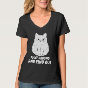 Cat Fluff Umgeben und herausfinden witzige Spaß Mä T-Shirt