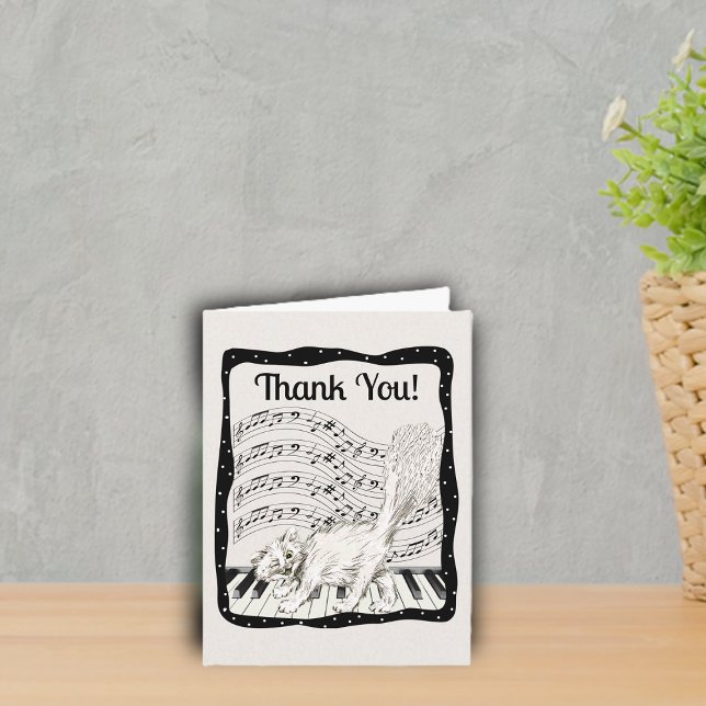 Cat Fluffy Schwanz auf Piano Keys Schwarz-weiß Dot Dankeskarte (White cat fluffy tail on piano music note bars wavy black frame on white Thank You cards.)