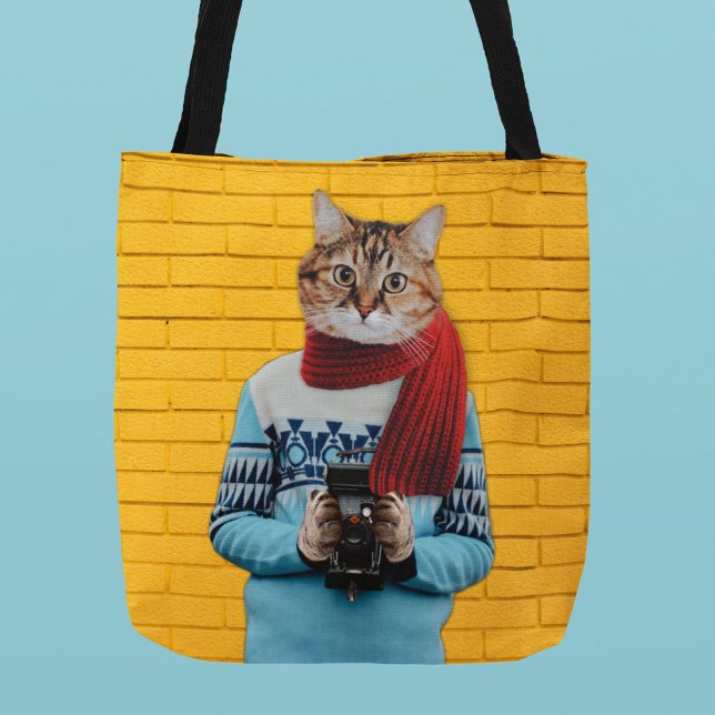 Cat Fotograf in Vintag Sweater Quirky (Von Creator hochgeladen)