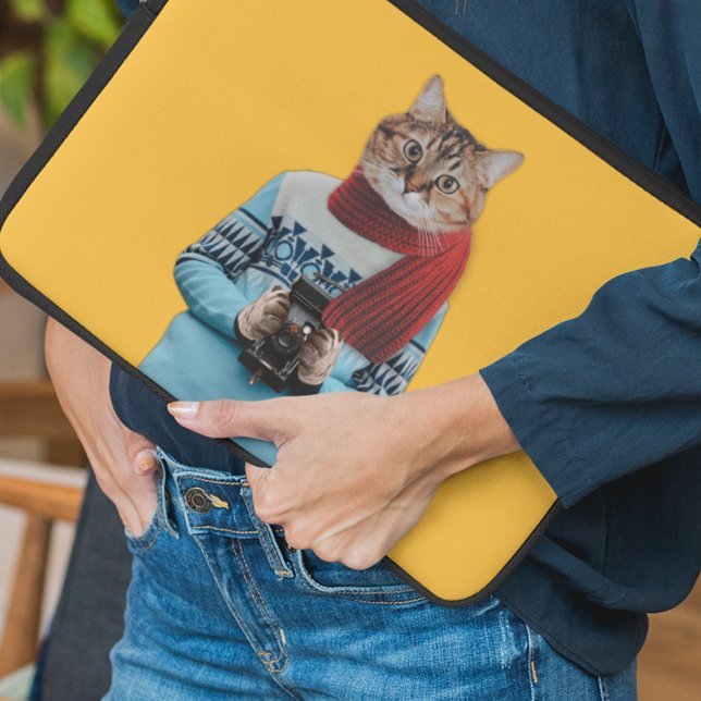 Cat Fotograf in Vintag Sweater Quirky Laptopschutzhülle (Von Creator hochgeladen)